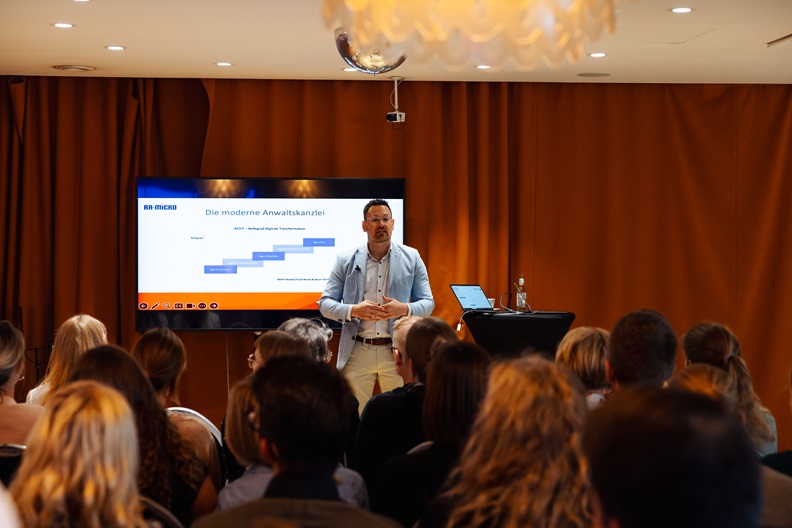 René Kurtkowiak von RA-MICRO beim Vortrag über die moderne Anwaltskanzlei und den Einsatz digitaler Technologien, insbesondere KI im juristischen Arbeitsalltag