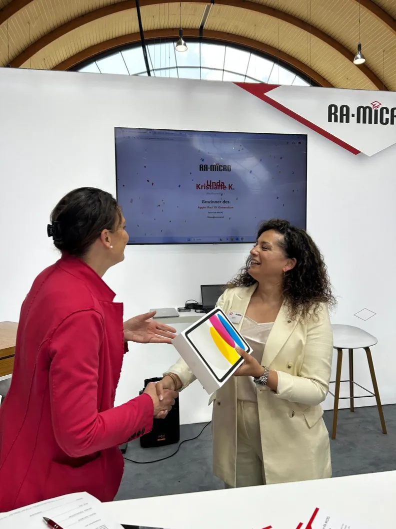 Nasita Mika überreicht das iPad an die Gewinnerin