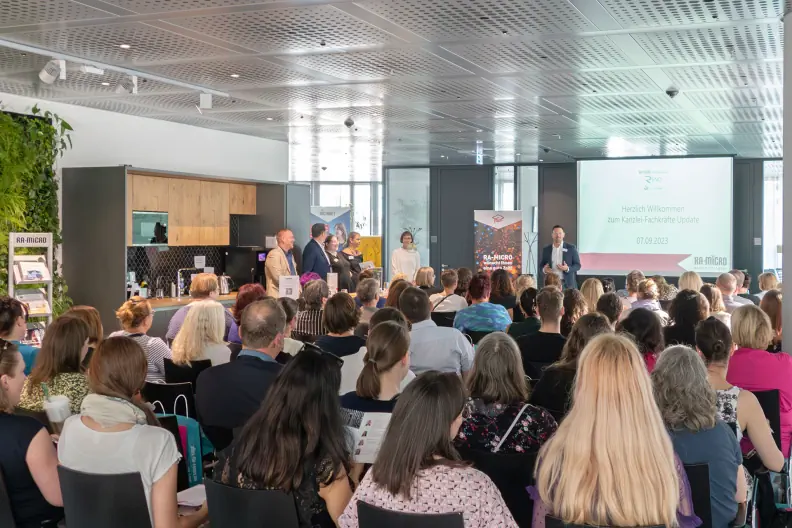 Fachkräfte informieren sich bei RA-MICRO