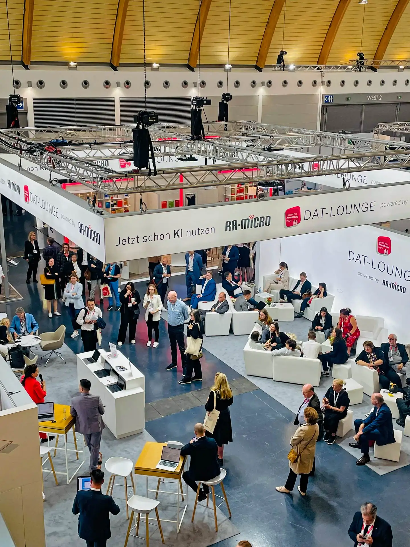 Blick von oben auf den RA-MICRO Stand auf dem DAT 2024