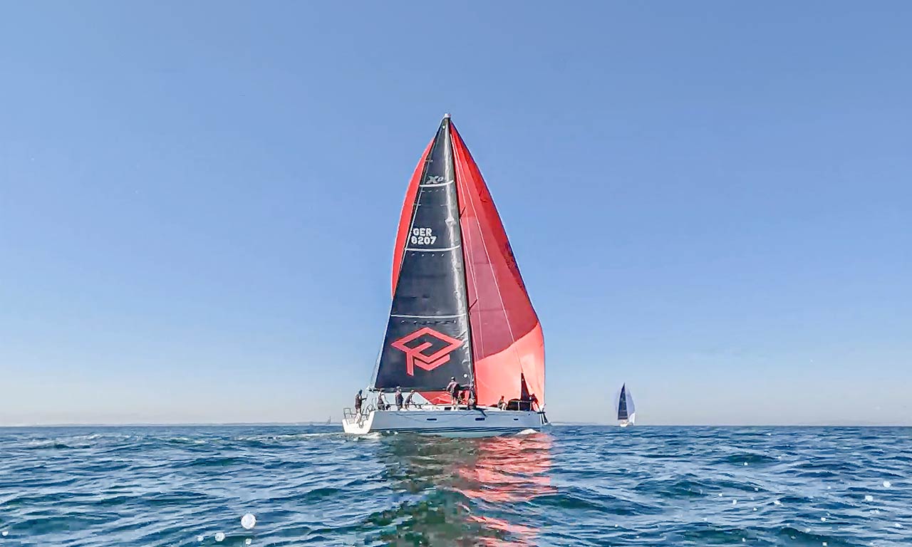 Die Segelyacht „SURPRISE“, gesteuert von RAin Marie Becker, bei der Kieler Woche 2024.