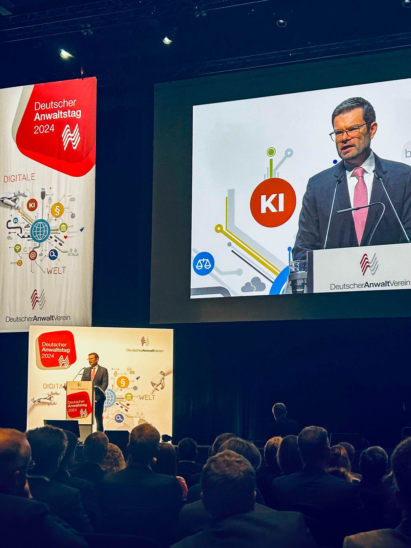 Bundesjustizminister Dr. Marco Buschmann auf der Bühne des DAT 2024