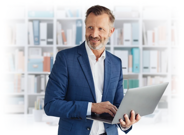 Ein Anwalt nutzt Kanzleisoftware auf seinem Laptop