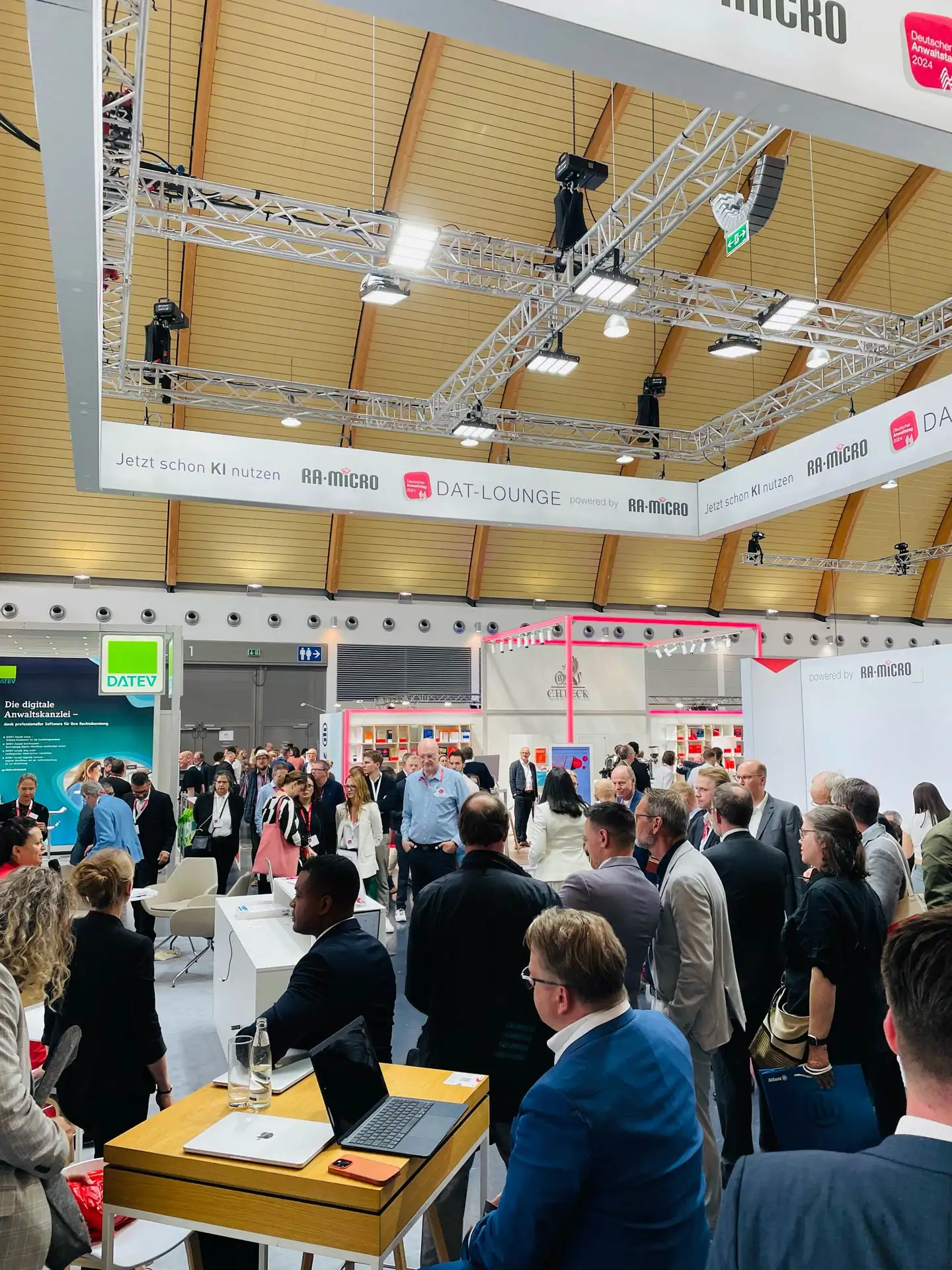 RA-MICRO Stand auf dem DAT 2024 mit zahlreichen Besuchern