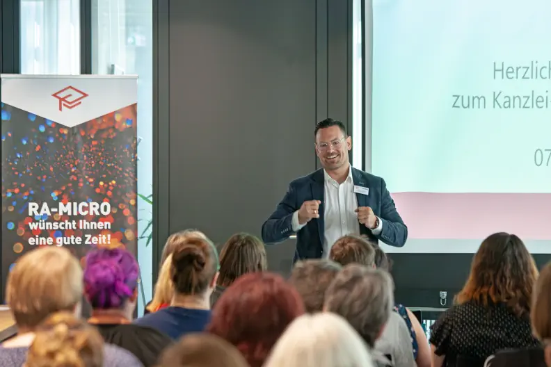 René Kurtkowiak steht vor den Kanzlei-Fachkräften