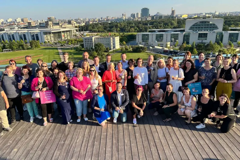 Gruppenbild mit dem Kanzleramt im Hintergrund