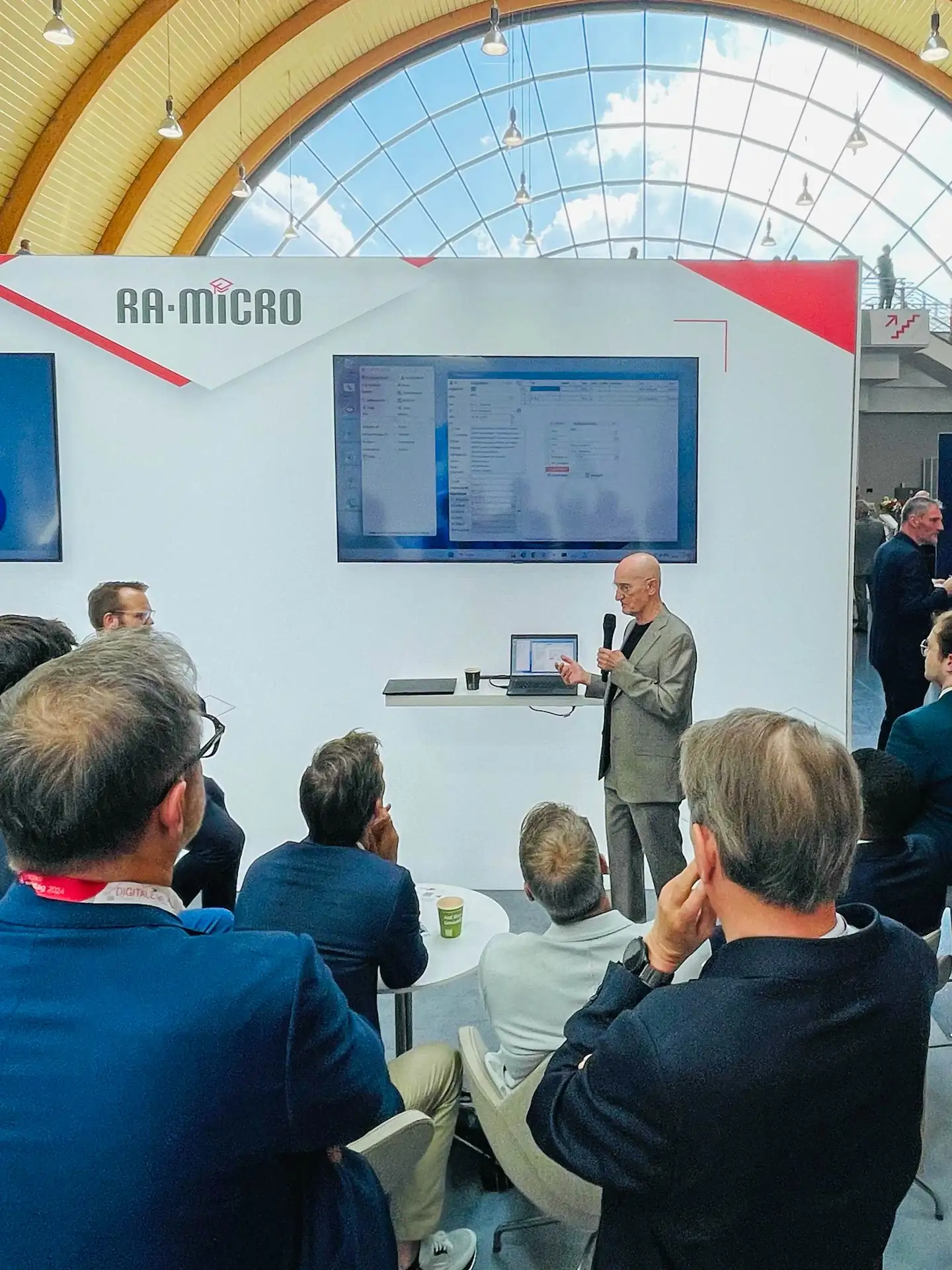 Dr. Peter Becker auf dem RA-MICRO-Stand auf dem DAT 2024