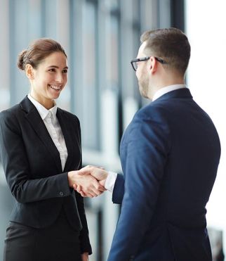 Händeschütteln zwischen einer Kundin und einem RA-MICRO Schulungspartner