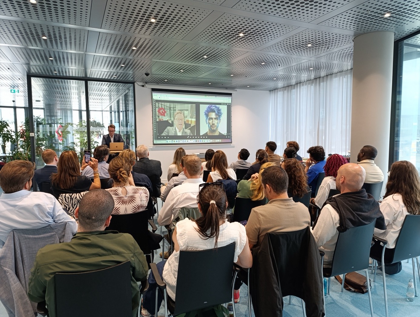 Rechtsanwalt Jan Lehniger stellt die KI-Avatare in vOffice World vor