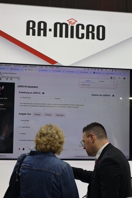 René Kurtkowiak auf dem RA-MICRO Stand auf dem deutschen Anwaltstag 2025 in Berlin