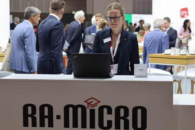 Rechtsanwältin Lisa Ritter auf dem RA-MICRO Stand auf dem deutschen Anwaltstag 2025 in Berlin