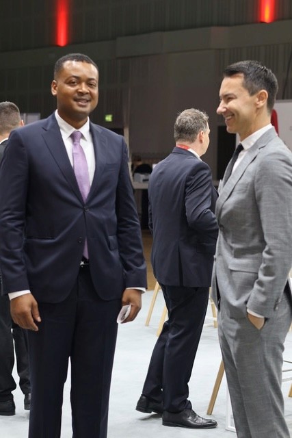 Eric Otisi und Rechtsanwalt Josef Heinz auf dem RA-MICRO Stand auf dem deutschen Anwaltstag 2025 in Berlin