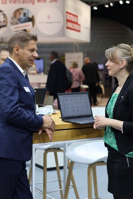 Christian Ruff und Claudia Aßmann auf dem RA-MICRO Stand auf dem deutschen Anwaltstag 2025 in Berlin